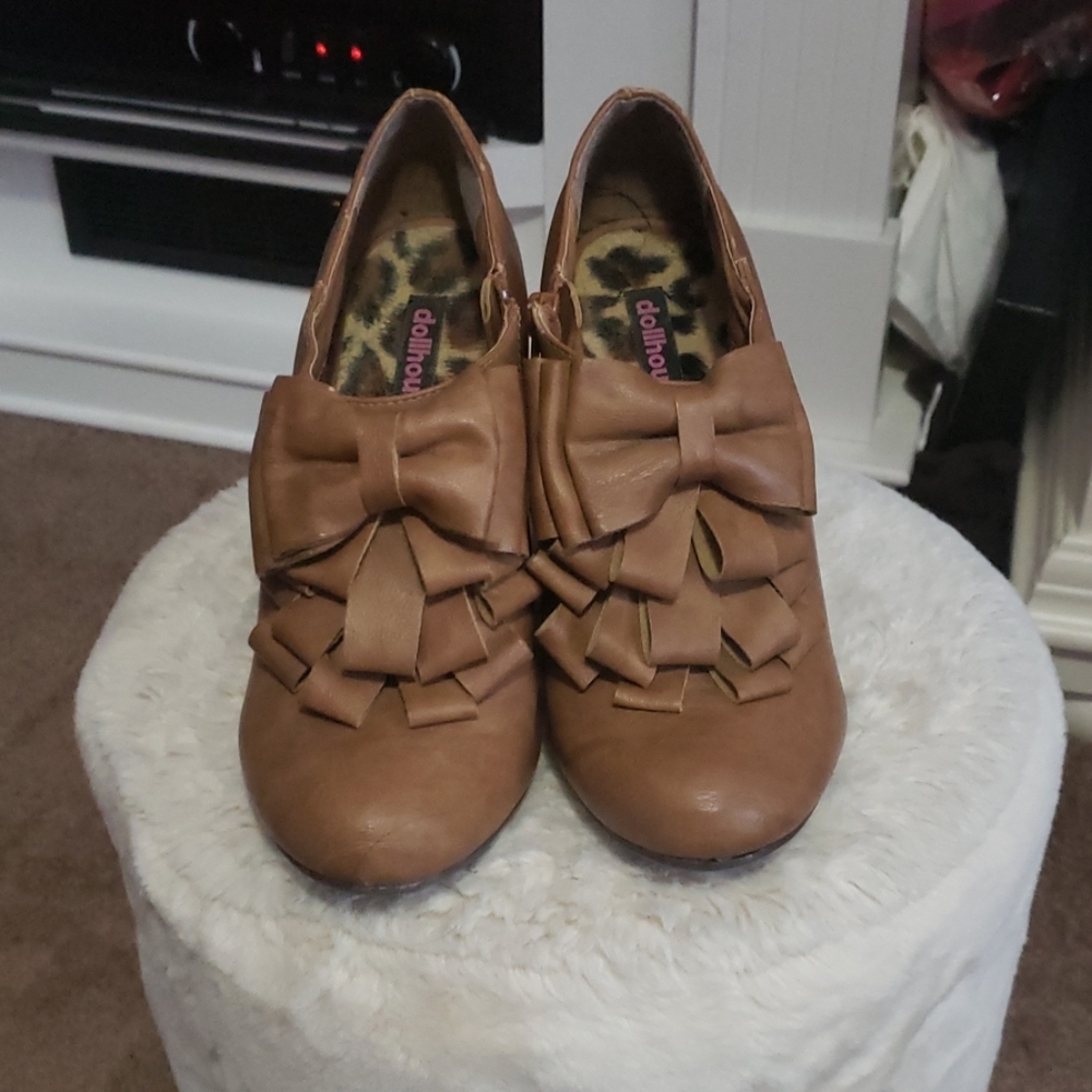 Brown bow wedges